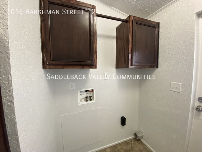 Building Photo - Spacious 3 bedroom / 2 full bathroom