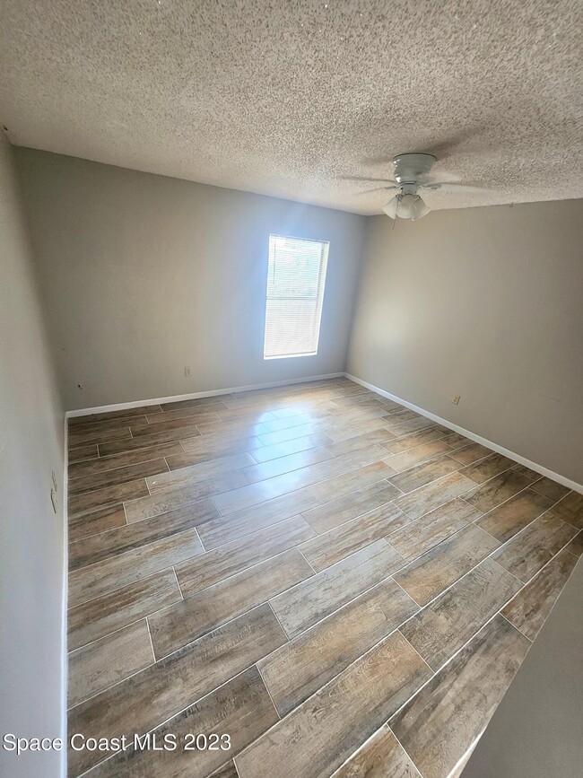 Building Photo - 230 Applewood Cir