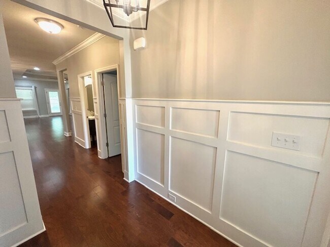 Building Photo - $250 off-MOVE IN SPECIAL!!