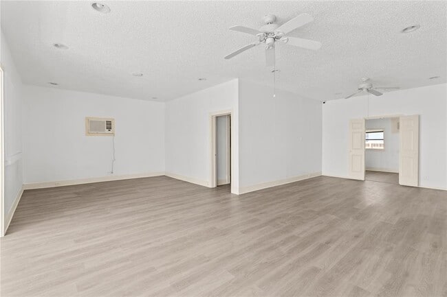 Building Photo - 1522 Seawall Blvd