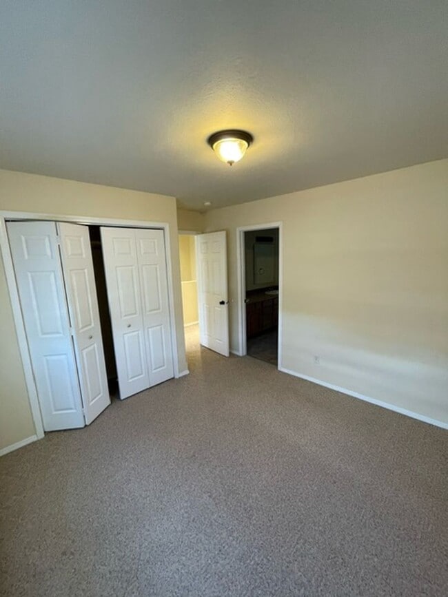 Building Photo - 2 Bedroom 1 1/2 Bathroom - Close to Campus...