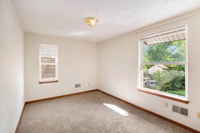 Building Photo - 528 Avon St