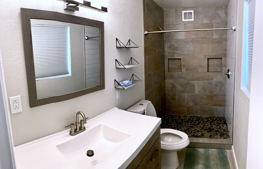 Building Photo - 6059 N 22nd Ave