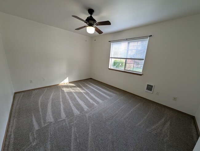 Building Photo - Centrally Located 3 Bedroom Triplex Unit Avail. for Rent - W/S/G paid with rent