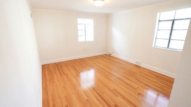 Building Photo - 460 Highcrest Dr