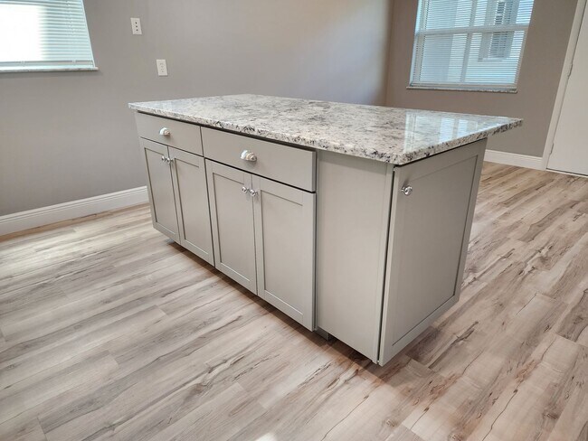 Building Photo - Magnificent 1 bedroom, 1.5 bathroom condo ...