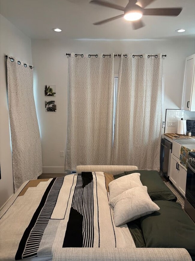 Building Photo - Charming Backyard Studio – All Utilities Included - Even WiFI