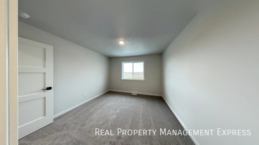 Building Photo - 3 Bedroom 2.5 Bathroom Townhome