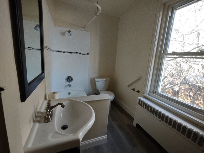 Building Photo - 2 Bedroom for Rent