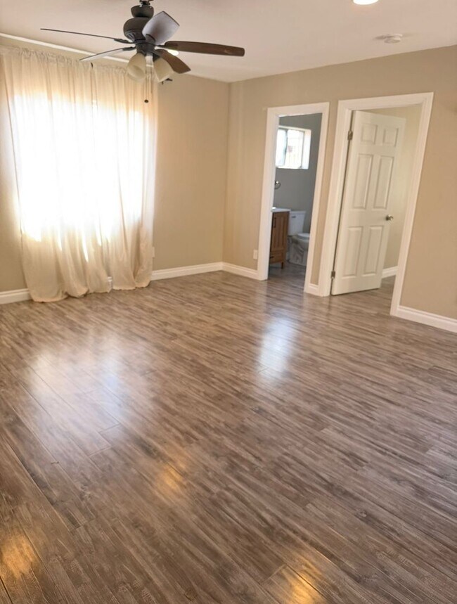 Building Photo - 5 Bed 3 Bath House Available Now!