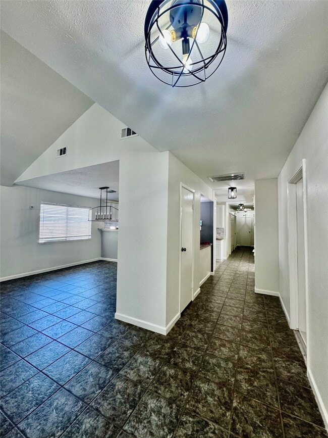 Building Photo - 2206 Sunset Trail