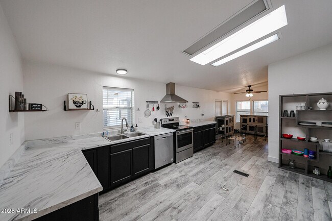 Building Photo - 11275 N 99th Ave