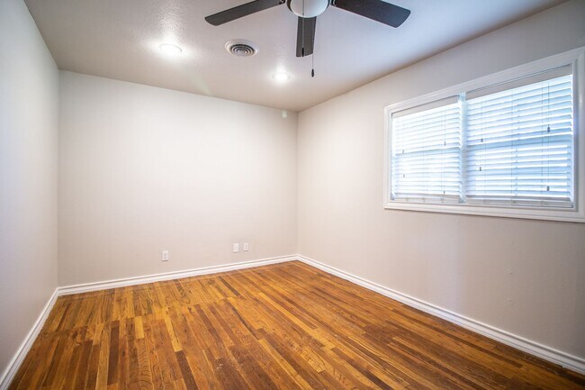 Building Photo - Spacious 3 bed 2 bath Home
