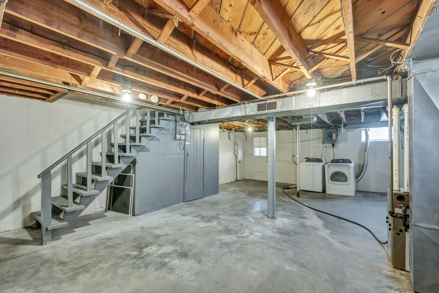 Private bright walk-out basement - 3443 Lawn Ave