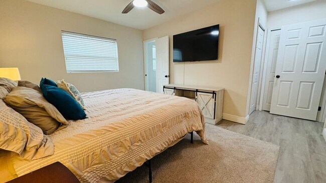 Building Photo - Spacious 4-bedroom 2-bathroom pool home