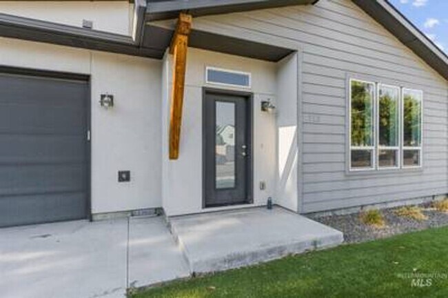 Building Photo - 3 bed, 3 bath townhome will be ready in May for you
