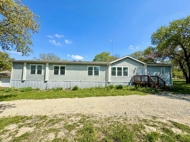 Building Photo - Spacious 4BD/3BA Home in Adkins with Chef's Kitchen & Dual Walk-In Closets!