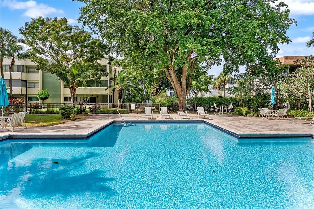 Building Photo - 5155 E Sabal Palm Blvd