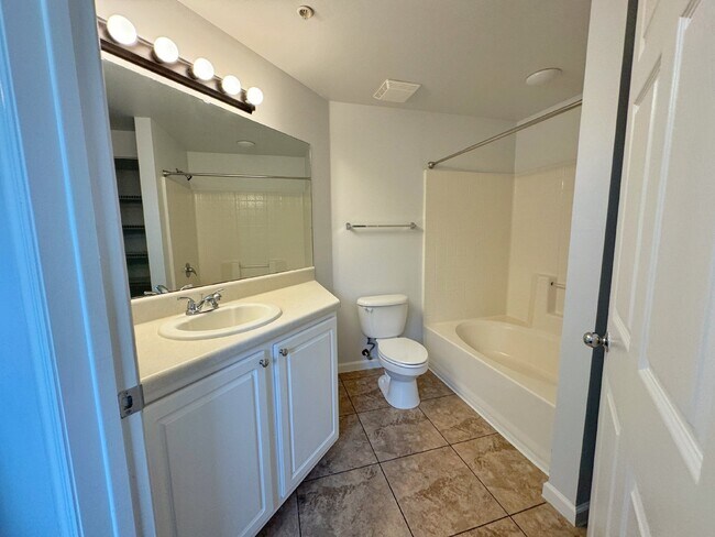 Building Photo - Las Palmas, one-bedroom first floor condo with garage!