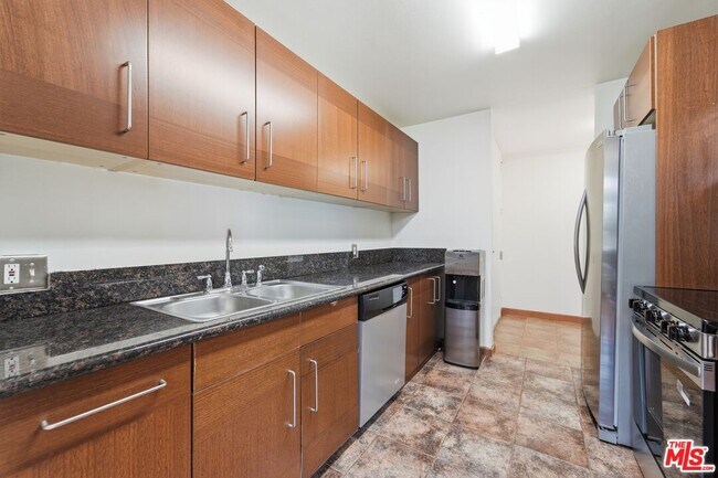 Building Photo - 100 S Doheny Dr