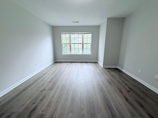 Building Photo - 2 Bedroom Townhome in gated community - Cu...