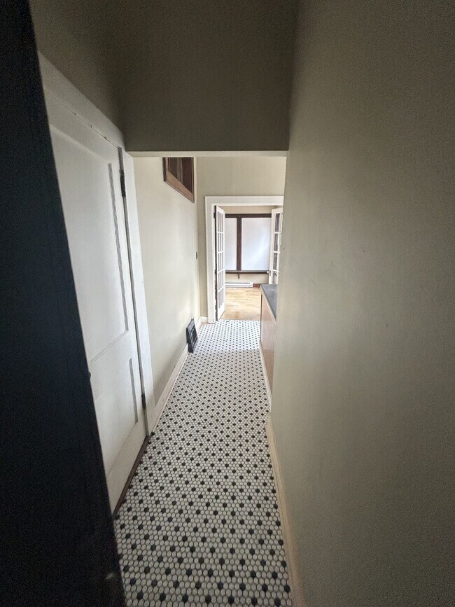 Building Photo - Studio apartment available September 1st i...