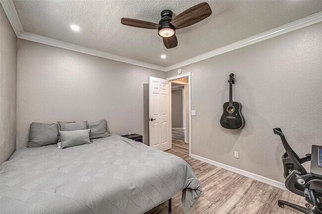 Building Photo - 8421 Woodhue Dr