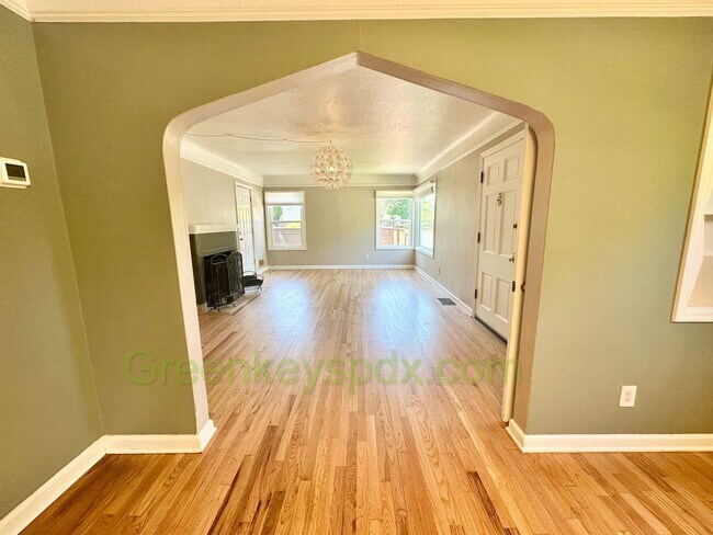 Building Photo - Huge 4 Bedroom 2 Bath House across from Rose City Golf Course