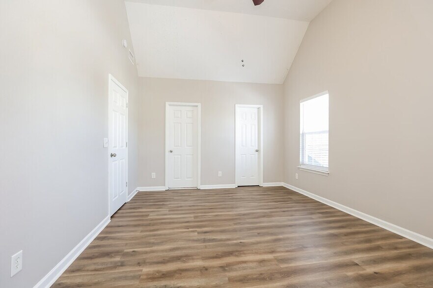 Building Photo - 300 Sarna Dr