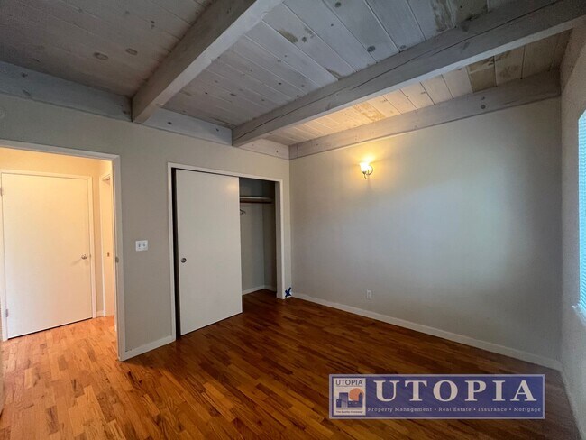 Building Photo - Adorable 1 bedroom, 1 bathroom triplex uni...