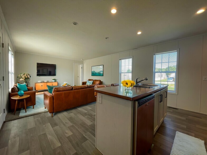 Primary Photo - 16242 Frontenac Ave