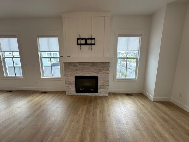 Building Photo - Gorgeous 5 Bed 3.5 Bath Home at Daybreak I...