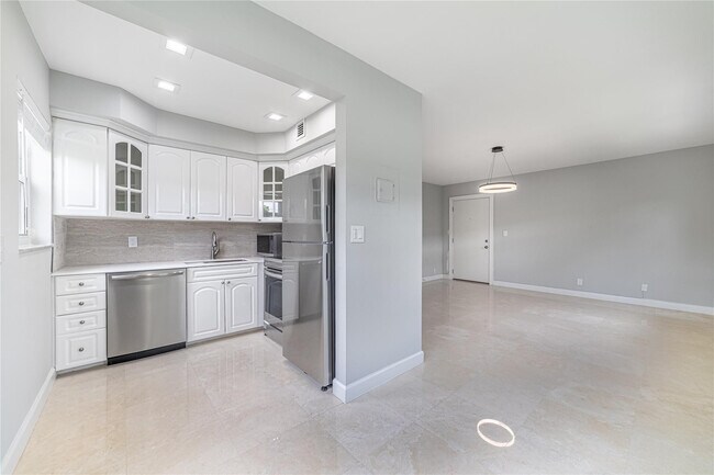 Building Photo - 609 NE 13th Ave