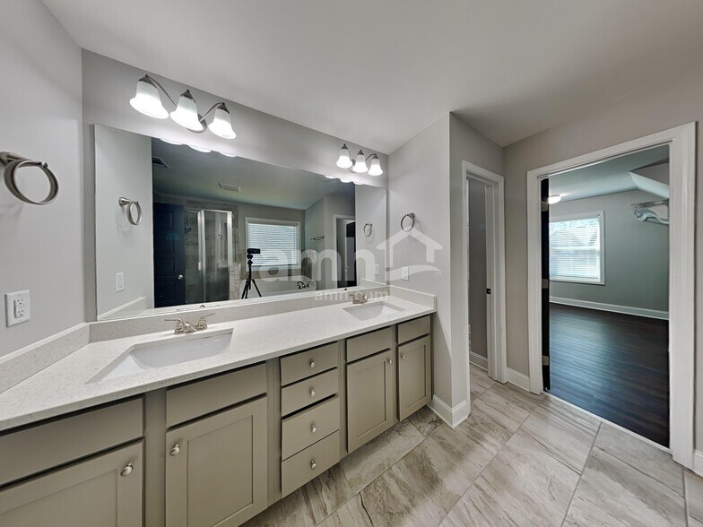 Building Photo - 1080 Victoria Walk Ln