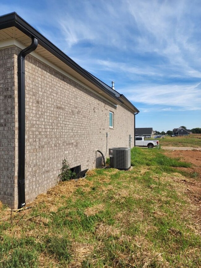 Building Photo - 4 Bedroom 2 Bathroom