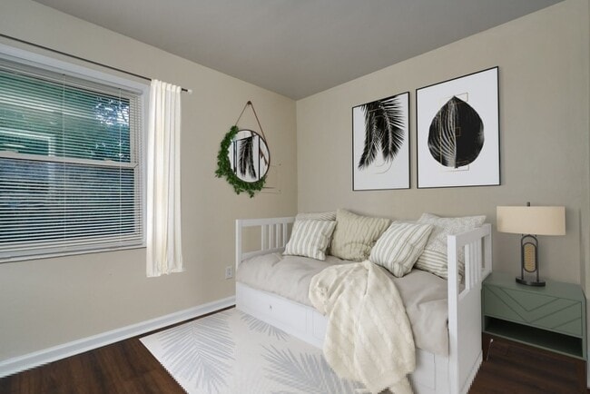 Building Photo - Two Bedroom Apartment off Rodman