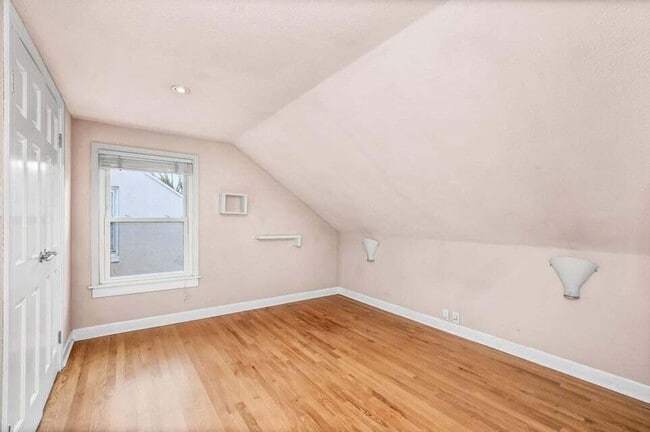 Building Photo - 5160 N Bay Ridge Ave