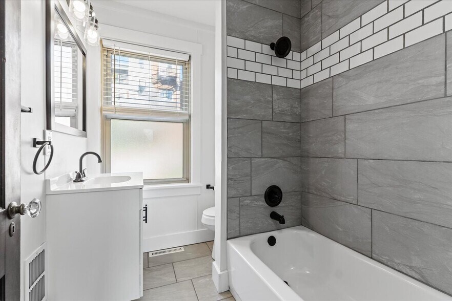 Building Photo - 2816 Clermont Ave