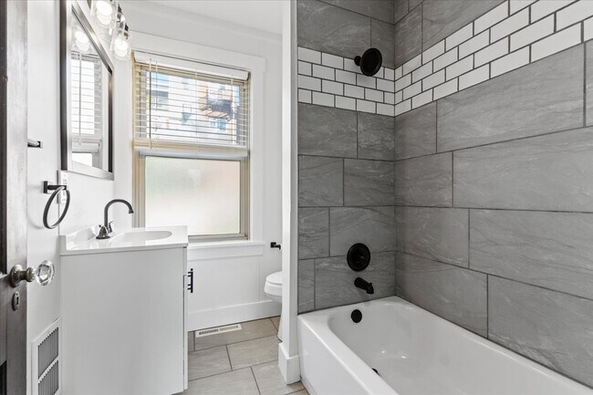 Building Photo - 2816 Clermont Ave