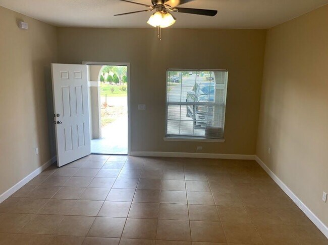 Building Photo - 1123 Normandy Dr