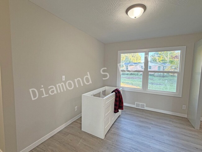 Building Photo - GREAT LOCATION - CLOSE TO NATIONAL AND SEM...