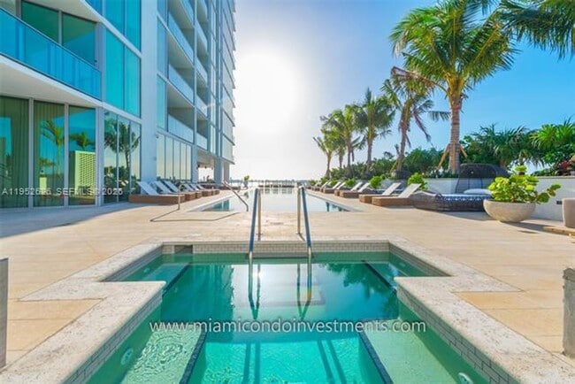 Building Photo - 2900 NE 7th Ave