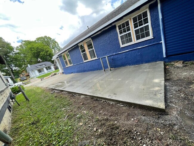 Building Photo - Midtown Charm!  Updated 3BR/2BA house