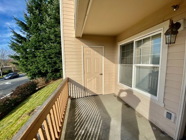 Building Photo - Beautiful Condo Within Walking Distance of Downtown Redmond!!