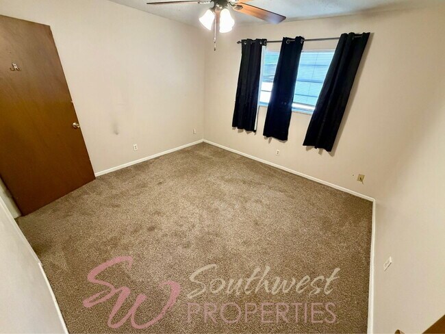 Building Photo - Location! Location! Easy walk to campus! 2 bedroom duplex!