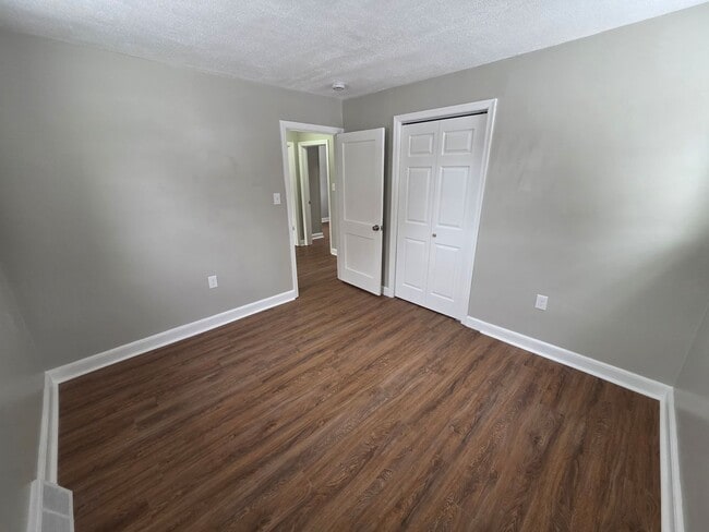 Building Photo - 8 W Chestnut Hill Rd