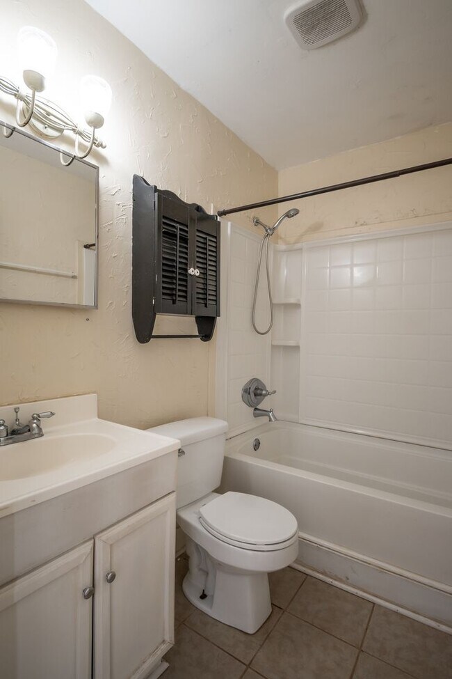 Building Photo - 175 Habersham Way
