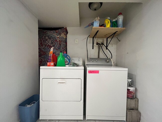 Building Photo - Beautiful Home Close to Campus