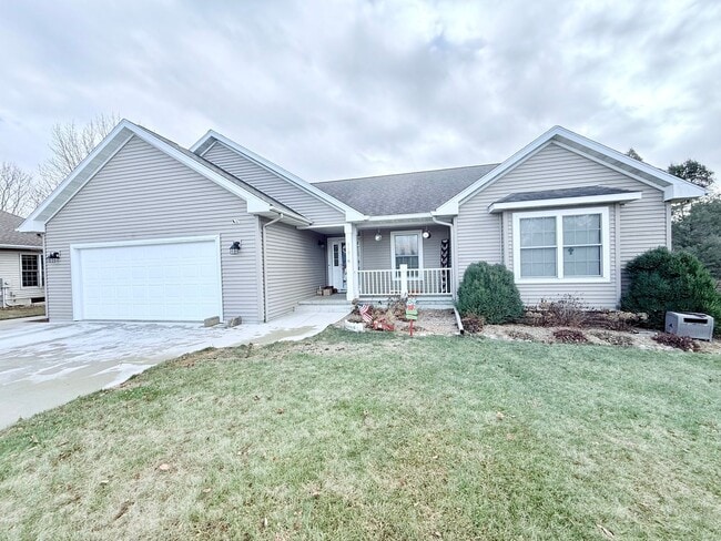 Building Photo - 5 Bed 3 Bath House in Waverly, IA