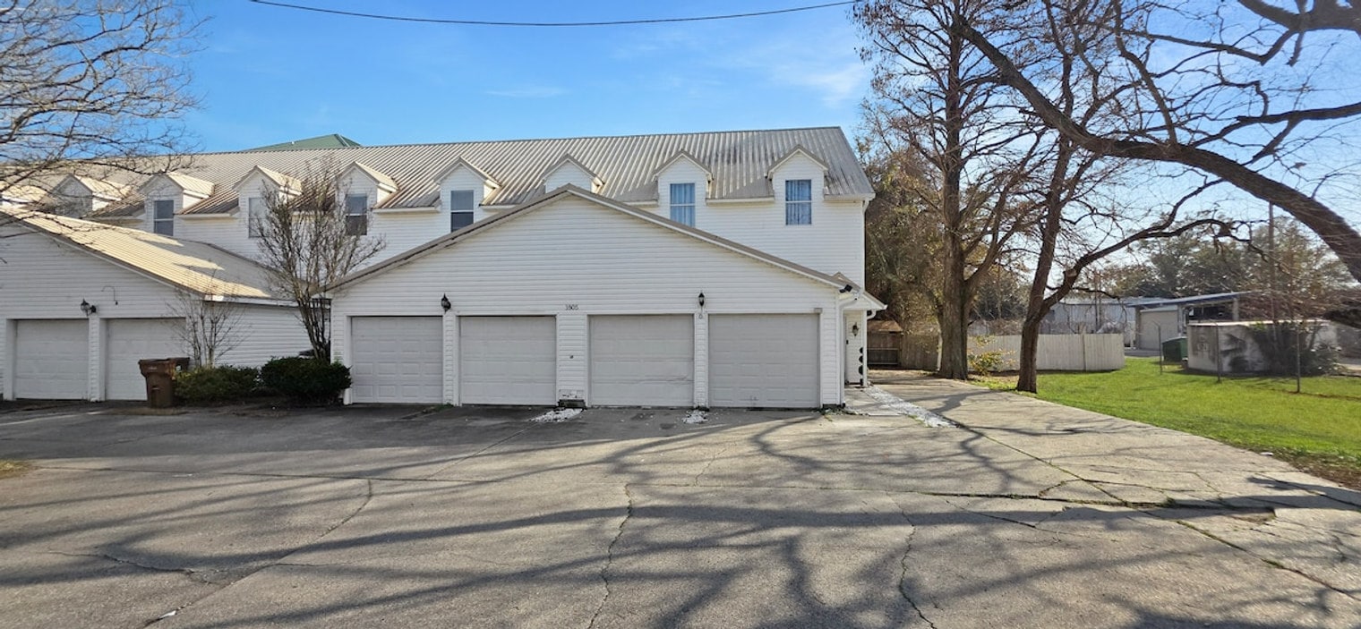 Building Photo - 1805 Irish Hill Dr